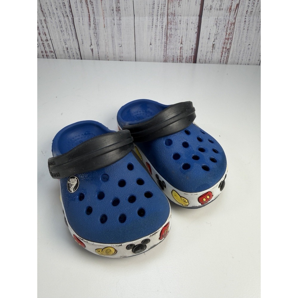 Crocs Toddler Kids Classic Disney Mickey Mouse Classic Clogs in blue C4